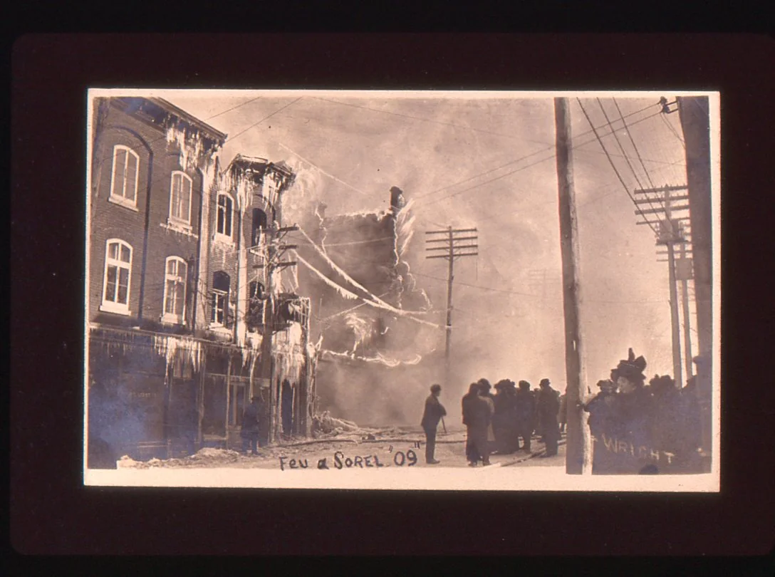 Photographie de pompiers combattant l'incendie de Sorel en 1909