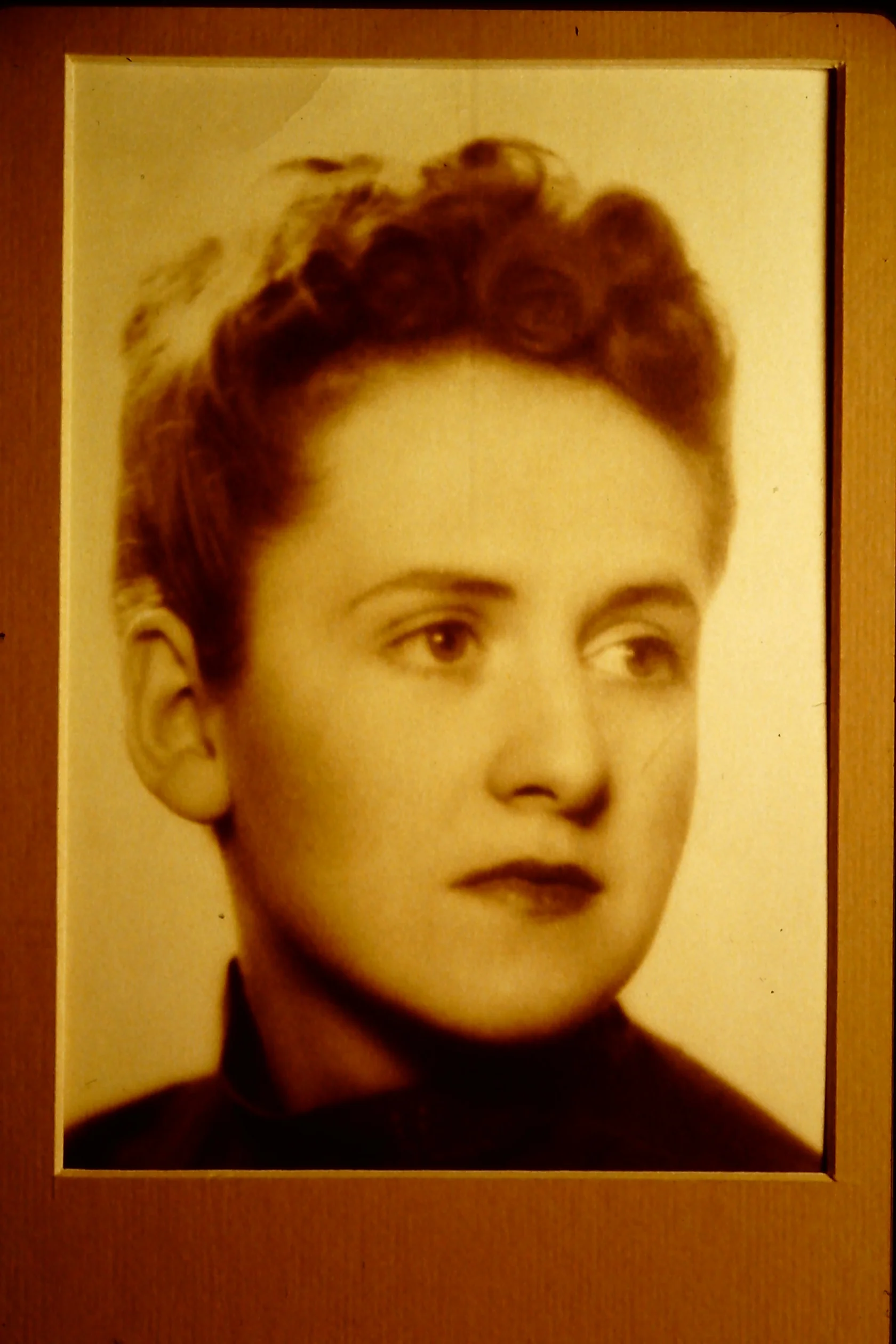 Portrait photographique ancien d'une femme conservé dans les archives de l'Institut Drouin